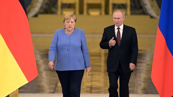 Vladimir Putin və Angela Merkel, arxiv şəkli  - Sputnik Азербайджан