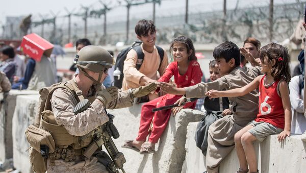 Афганские дети во время эвакуации в аэропорту Кабула - Sputnik Азербайджан