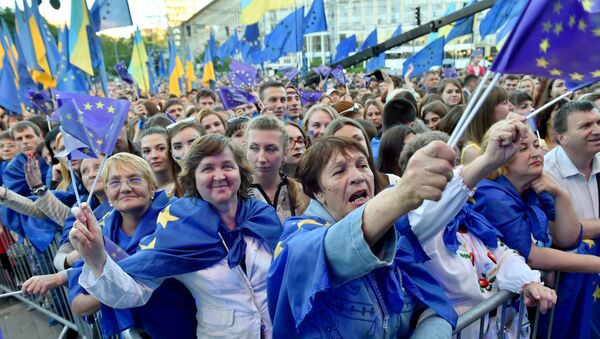 Люди с флагами ЕС в центре Киева, фото из архива - Sputnik Азербайджан