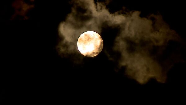 Голубая луна взошла над Землей - видео - Sputnik Азербайджан