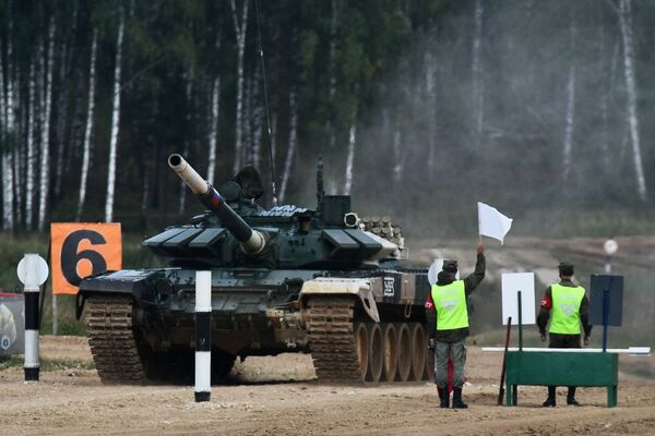 Rusiya  komandasının T-72B3 tankı Alabino poliqonunda Beynəlxalq Ordu Oyunları-2021 çərçivəsində keçirilən Tank biatlonu yarışında. - Sputnik Azərbaycan