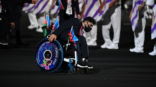 Член сборной Азербайджана на церемонии открытия Паралимпийских игр в Токио - Sputnik Азербайджан