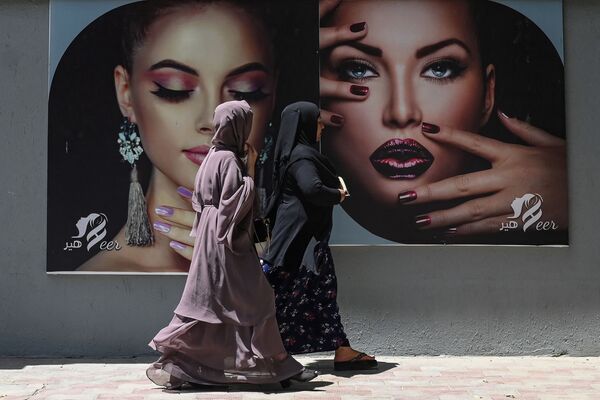 Женщины напротив салона красоты в Кабуле. - Sputnik Азербайджан