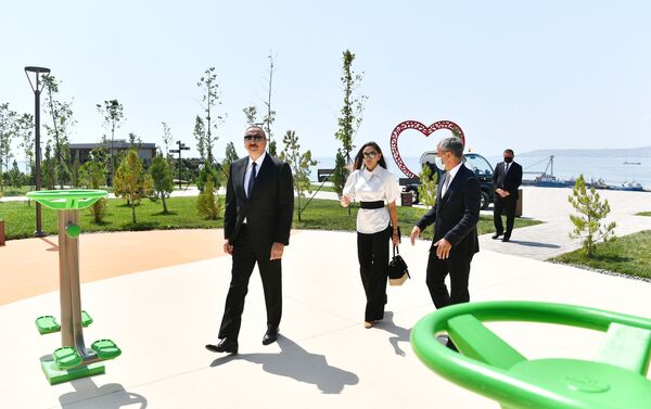 Prezident İlham Əliyev və birinci xanım Mehriban Əliyeva Bakıda yeni yaradılan “Gənclik” parkının açılışında - Sputnik Azərbaycan
