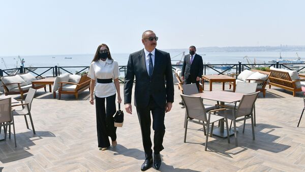 Prezident İlham Əliyev və birinci xanım Mehriban Əliyeva Bakıda yeni yaradılan “Gənclik” parkının açılışında - Sputnik Азербайджан