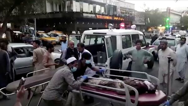 Раненых людей везут в больницу после нападения в аэропорту Кабула, Афганистан - Sputnik Азербайджан