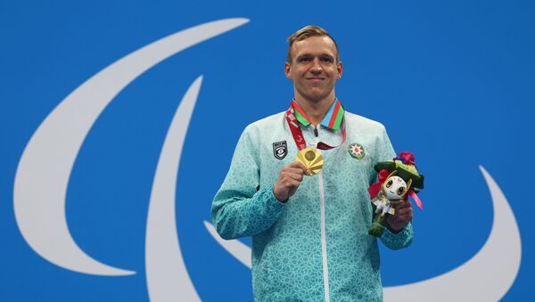 Азербайджанский пловец Роман Салех на церемонии награждения Паралимпийских игр Токио-2020 - Sputnik Azərbaycan