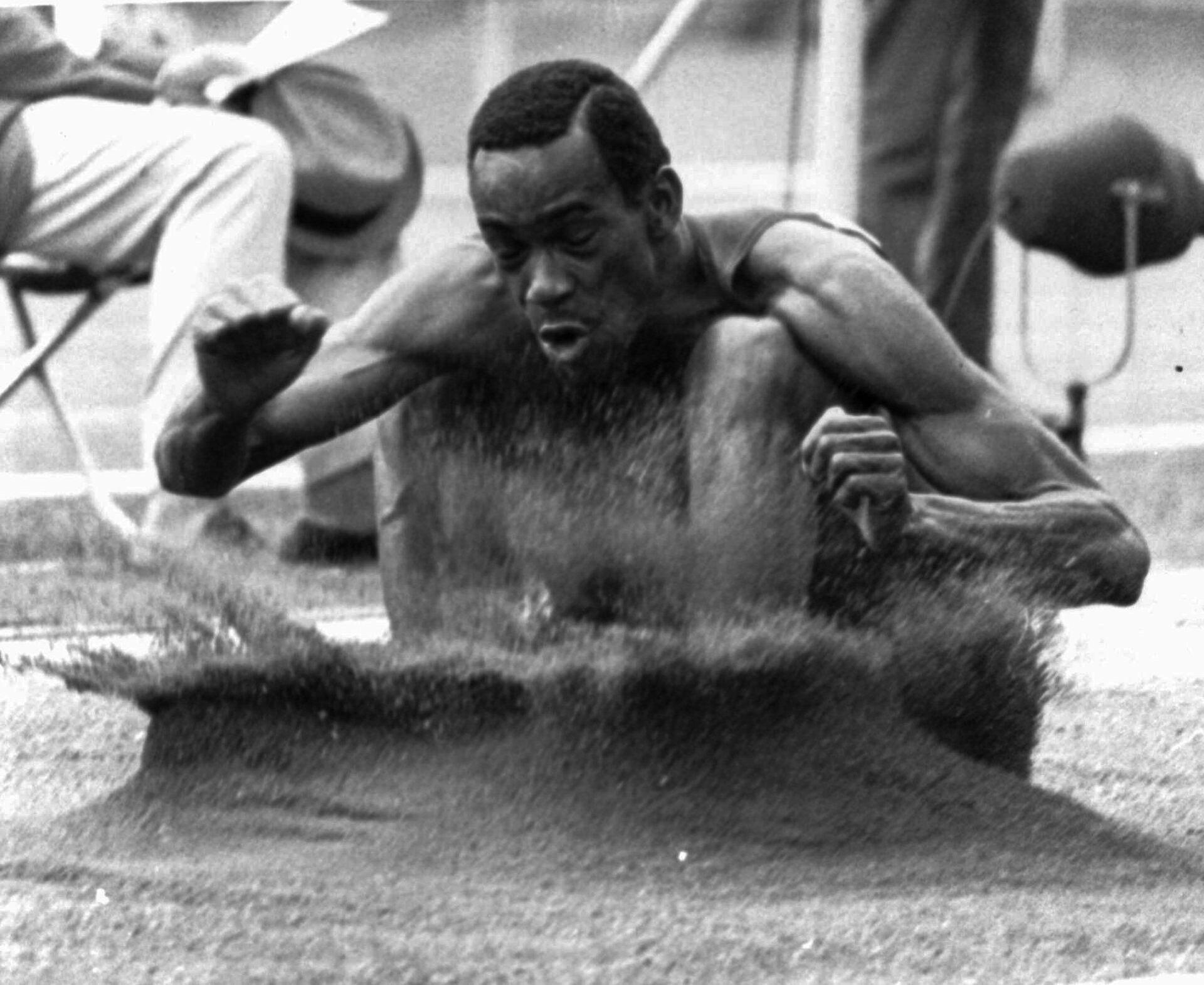 Американский спортсмен Боб Бимон на соревнованиях по прыжкам в длину на Олимпийских играх в Мексике 19 октября 1968 года - Sputnik Азербайджан, 1920, 01.10.2021