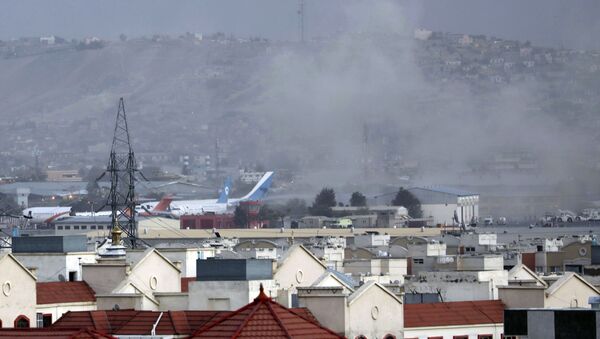 Дым от взрыва возле аэропорта в Кабуле, Афганистан - Sputnik Азербайджан