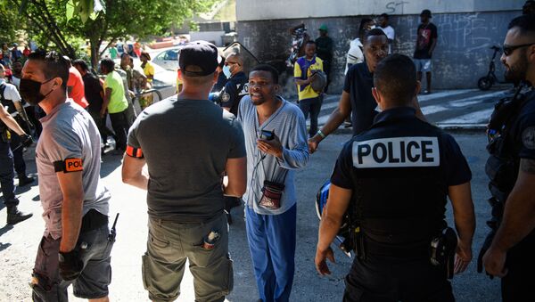 Люди разговаривают с полицейскими в Марселе, на юге Франции - Sputnik Азербайджан