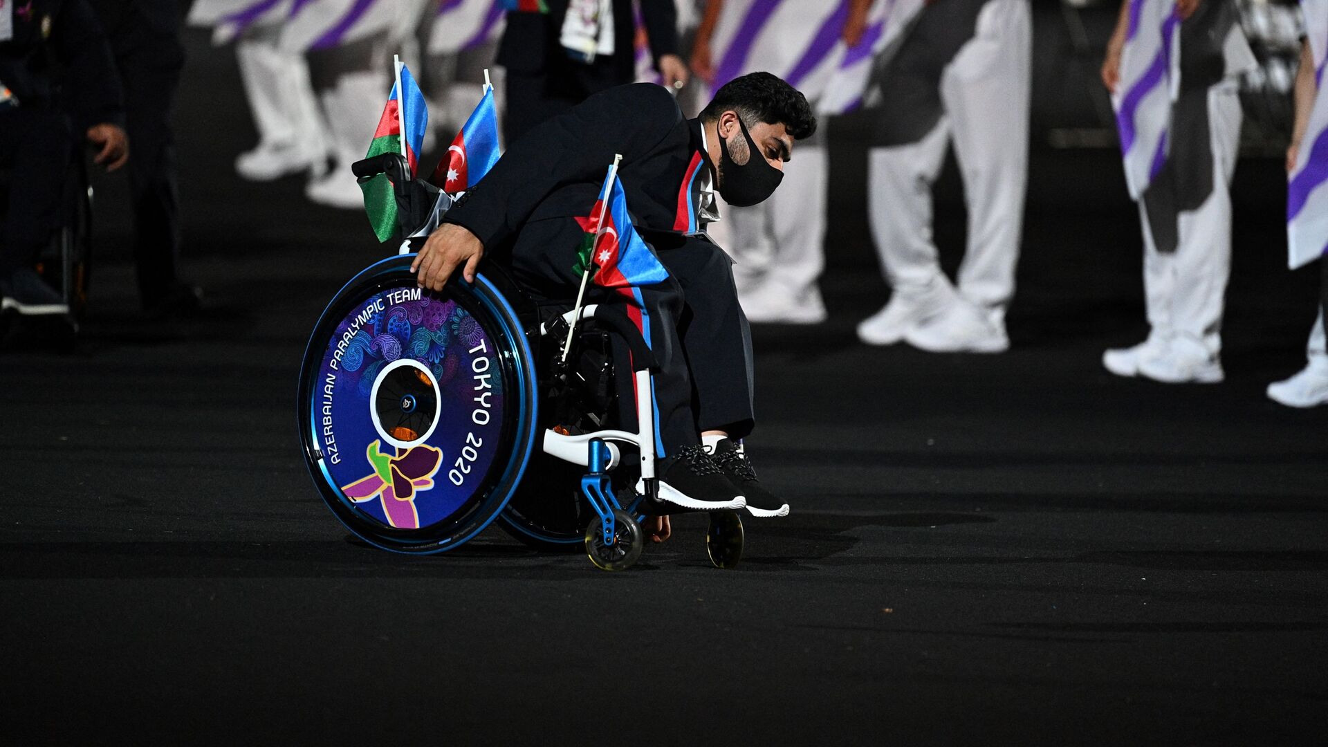 Член сборной Азербайджана на церемонию открытия Паралимпийских игр 2020 года в Токио  - Sputnik Азербайджан, 1920, 19.01.2024
