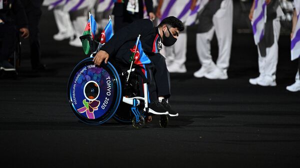 Член сборной Азербайджана на церемонию открытия Паралимпийских игр 2020 года в Токио  - Sputnik Азербайджан