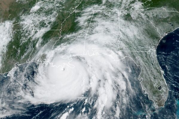 На спутниковом снимке показан ураган Ида в Мексиканском заливе, приближающийся к побережью Луизианы. - Sputnik Азербайджан