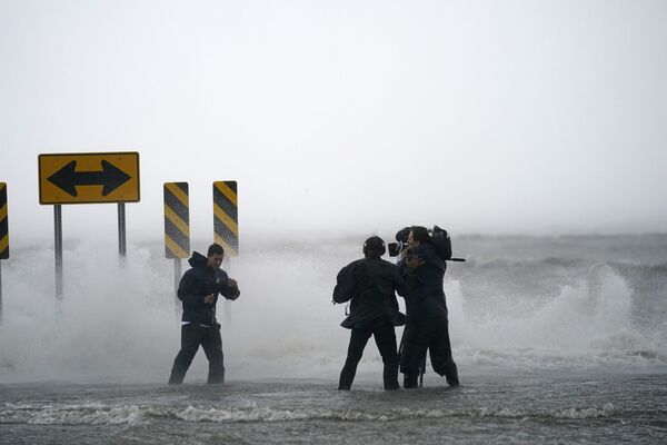 Съемочная группа  снимает последствия урагана Ида в Новом Орлеане. - Sputnik Азербайджан