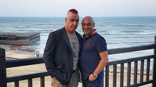 Солист рок-группы «Rammstein» Тилль Линдеманн и его продюсер азербайджанец Анар Рейбанд  - Sputnik Азербайджан