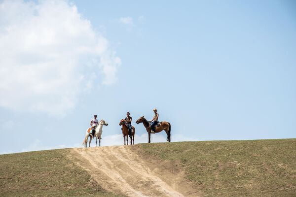 Жители села Хыналыг верхом на лошадях. - Sputnik Азербайджан