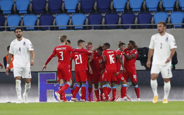 Футболисты сборной Люксембурга празднуют забитый в ворота команды Азербайджана гол. - Sputnik Азербайджан