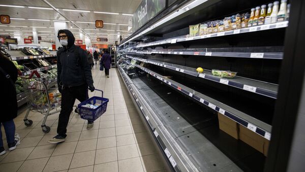 Люди возле пустых полок в супермаркете Лондона - Sputnik Азербайджан