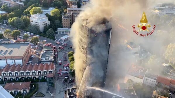 Сильный пожар в многоквартирном доме в Милане, Италия. - Sputnik Азербайджан