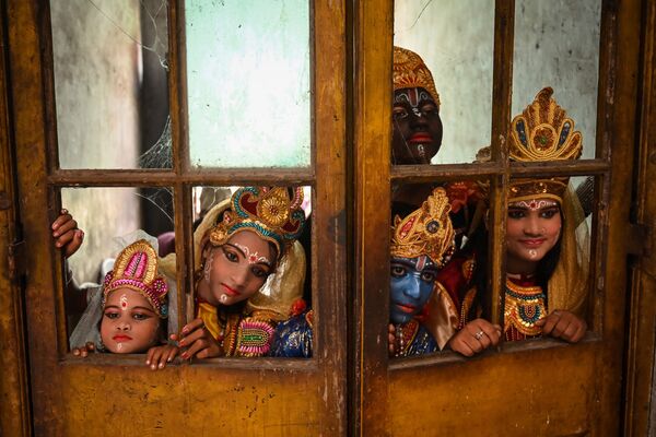 Артисты ждут своего выступления в рамках фестиваля «Джанмаштами», посвященного рождению Кришны, Индия. - Sputnik Азербайджан