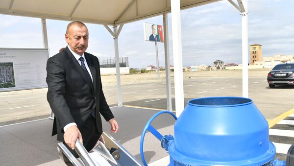 Президент Ильхам Алиев принял участие в закладке фундамента очередного жилого комплекса в рамках проекта льготного жилья в Сумгайыте - Sputnik Azərbaycan