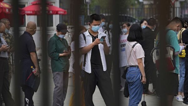 Люди в масках на улице в Пекине - Sputnik Азербайджан
