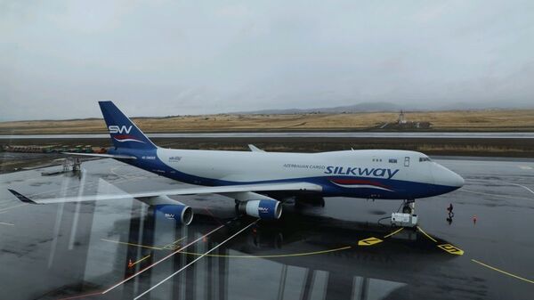 Azərbaycanın Silk Way aviaşirkətinə məxsus ən böyük yük təyyarələrindən biri olan Boeing 747-400 - Sputnik Azərbaycan