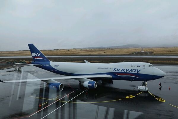 Azərbaycanın Silk Way aviaşirkətinə məxsus ən böyük yük təyyarələrindən biri olan Boeing 747-400 - Sputnik Azərbaycan