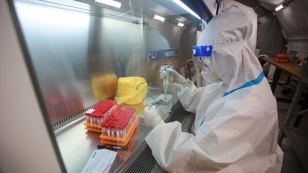Лаборант, работающий над образцами для тестирования на коронавирус, фото из архива - Sputnik Азербайджан