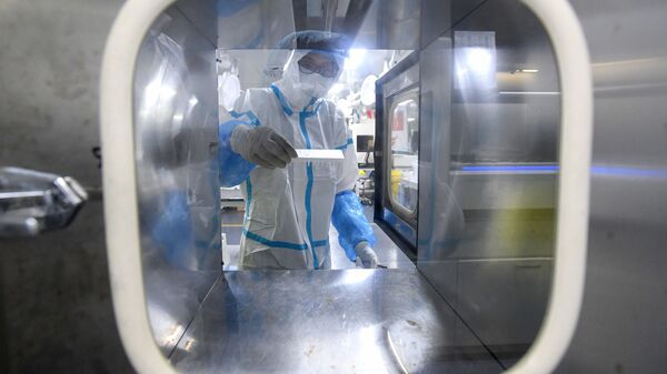 Лаборант, работающий над образцами для тестирования на коронавирус, фото из архива  - Sputnik Азербайджан