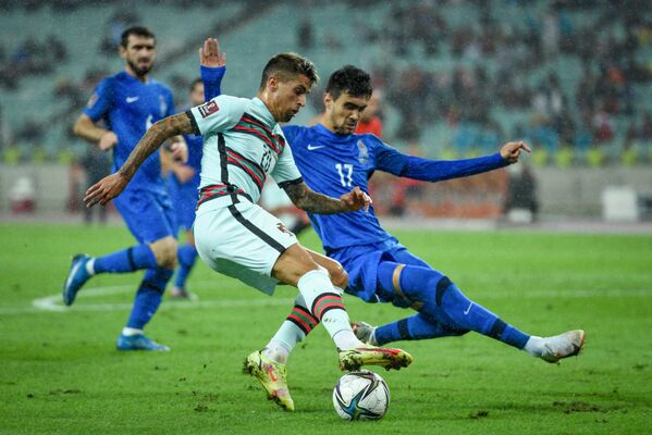 Игровой момент во время матча между сборными Азербайджана и Португалии. - Sputnik Азербайджан