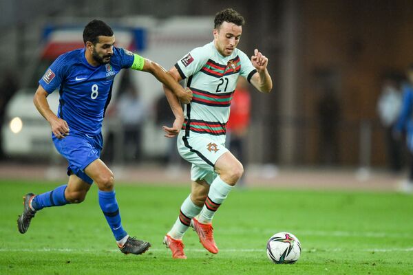 Игровой момент во время матча между сборными Азербайджана и Португалии. - Sputnik Азербайджан