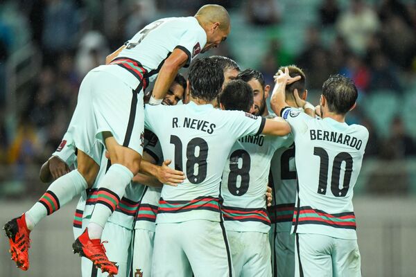 Футболисты сборной Португалии празднуют забитый гол. - Sputnik Азербайджан
