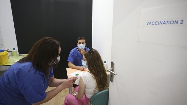 Вакцинация подростка от коронавируса, фото из архива - Sputnik Азербайджан