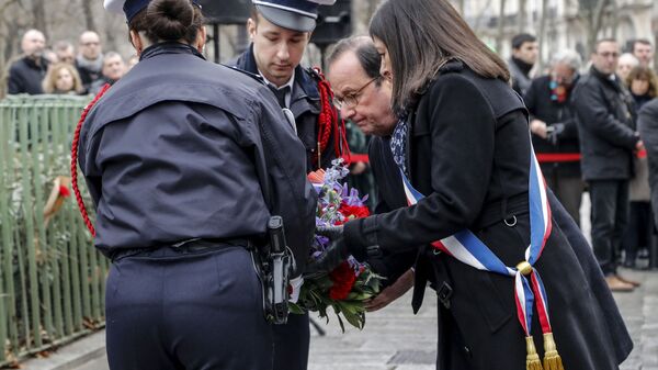 Франсуа Олланд во время церемонии возложения цветов и венков в память о жертвах терактов в Париже - Sputnik Азербайджан