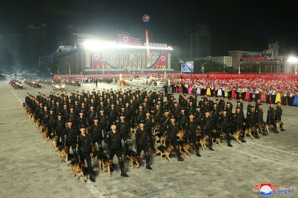 Во время парада в честь 73-летия образования КНДР. - Sputnik Азербайджан
