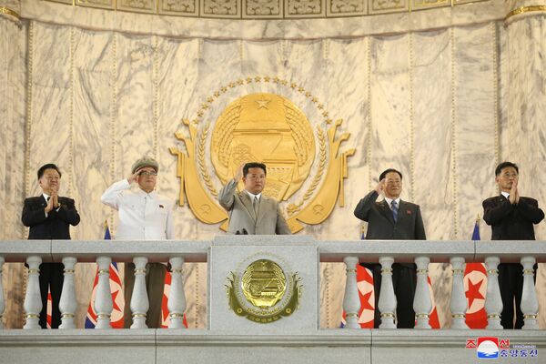 В параде принимал участие северокорейский лидер Ким Чен Ын. - Sputnik Азербайджан
