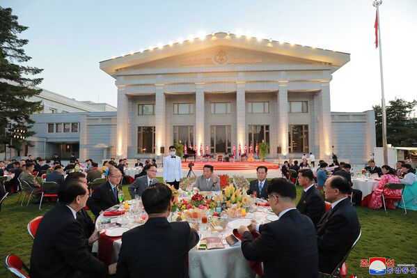 Северокорейский лидер Ким Чен Ын принимает участие в торжествах по случаю 73-й годовщины основания Северной Кореи. - Sputnik Азербайджан
