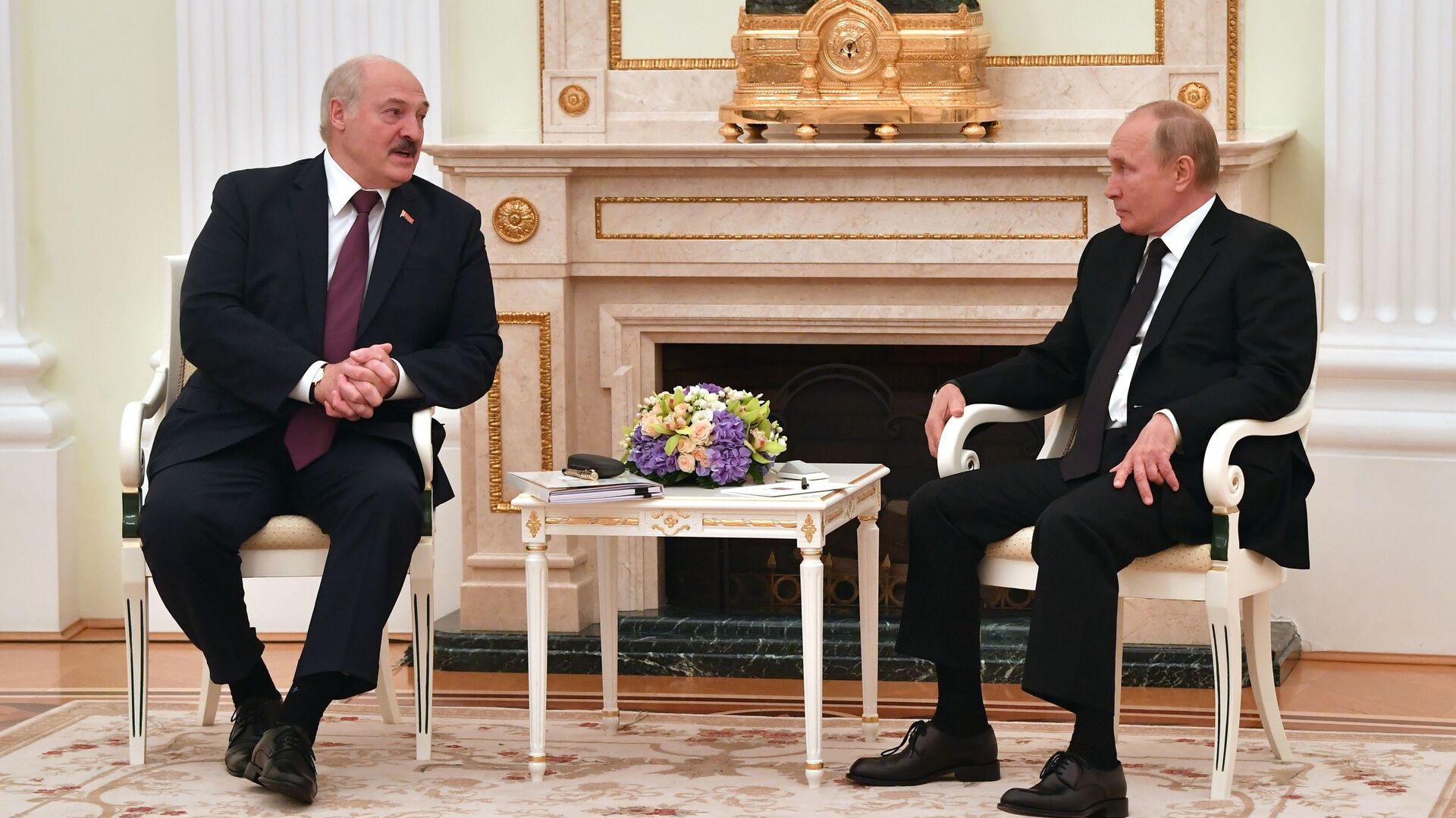 Aleksandr Lukaşenko və Vladimir Putin, 9 sentyabr 2021-ci il - Sputnik Азербайджан, 1920, 17.03.2023