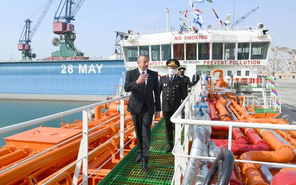 Prezident İlham Əliyev “Kəlbəcər” neftdaşıyan tankerin istismara verilməsi mərasimində - Sputnik Азербайджан