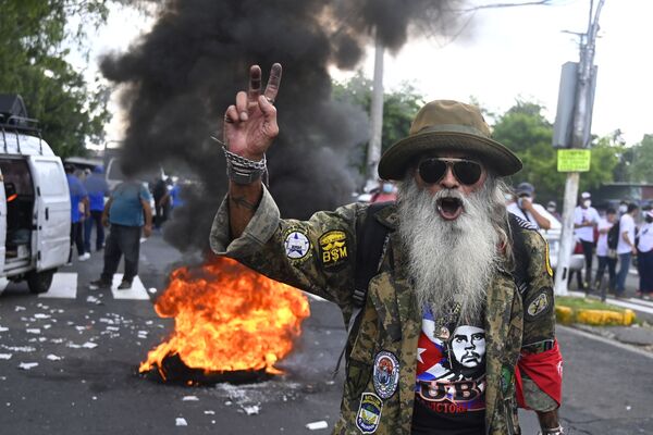 Мужчина протестует в Сан-Сальвадоре. - Sputnik Азербайджан