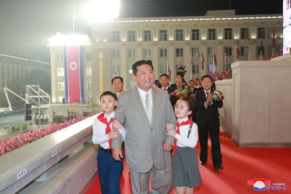 Лидер Северной Кореи Ким Чен Ын на военном параде в честь 73-й годовщины основания республики на площади Ким Ир Сена в Пхеньяне, КНДР. - Sputnik Азербайджан
