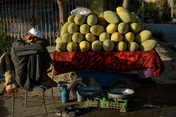 Торговец фруктами ждет покупателей на улице в Кабуле. - Sputnik Азербайджан