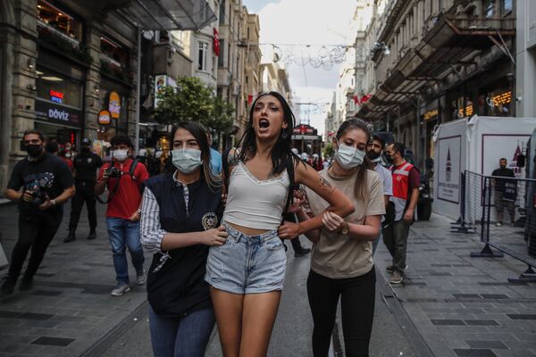 Задержание во время во время акции по случаю Дня мира в Стамбуле. - Sputnik Азербайджан