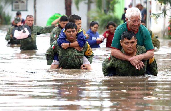 Спасение людей из затопленных домов после проливных дождей в Тлакепаке, штат Халиско, Мексика. - Sputnik Азербайджан