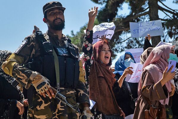 Афганские женщины выкрикивают лозунги рядом с боевиками Талибана во время антипакистанской демонстрации у посольства Пакистана в Кабуле. - Sputnik Азербайджан