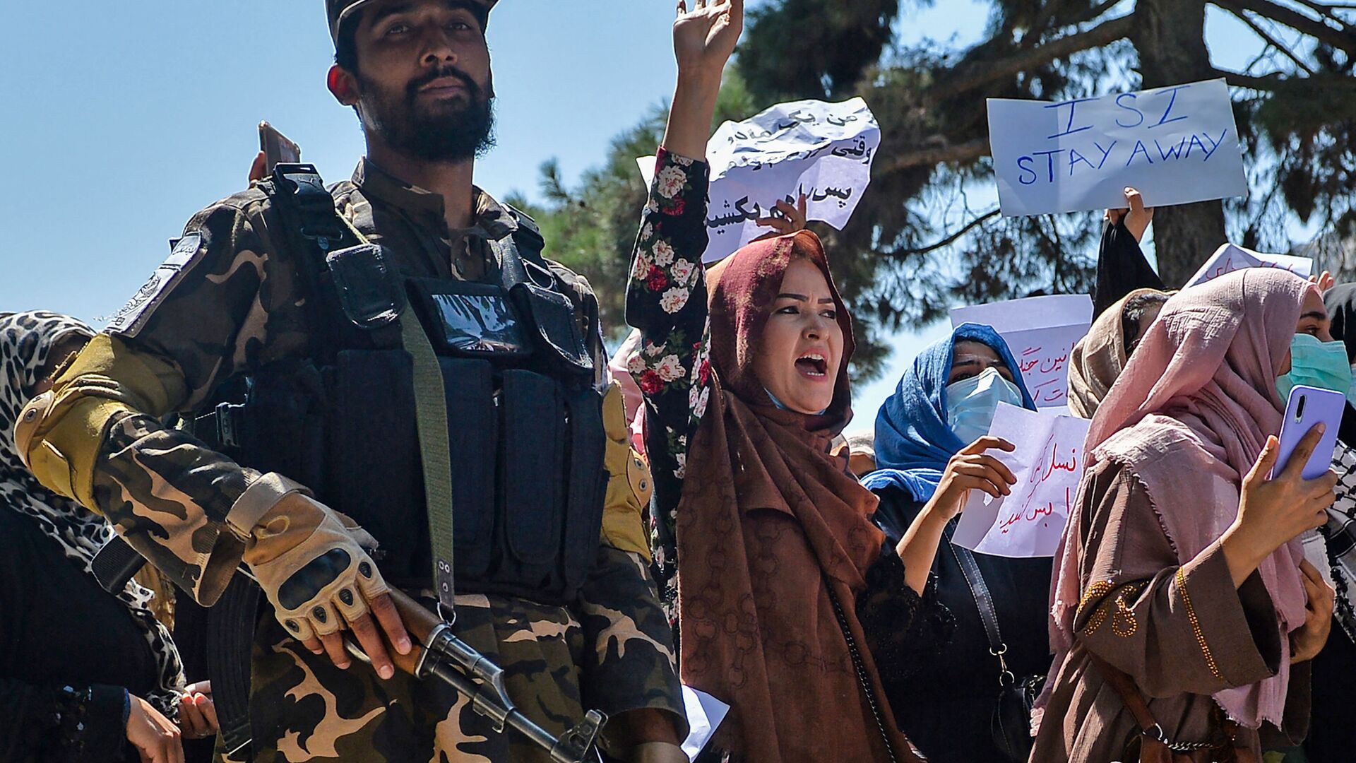 Афганские женщины выкрикивают лозунги рядом с боевиками Талибана во время антипакистанской демонстрации у посольства Пакистана в Кабуле - Sputnik Azərbaycan, 1920, 15.10.2021