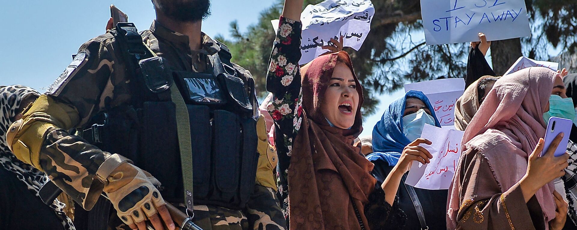 Афганские женщины выкрикивают лозунги рядом с боевиками Талибана во время антипакистанской демонстрации у посольства Пакистана в Кабуле - Sputnik Azərbaycan, 1920, 24.12.2022