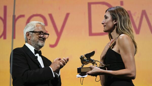 Французский кинорежиссер Одри Диван во время вручения Золотого льва Венецианского кинофестиваля - Sputnik Azərbaycan