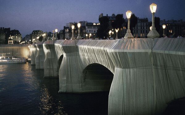 Обернутый мост Пон-Неф Париж. Этот проект собрал 3 миллиона зрителей. - Sputnik Азербайджан